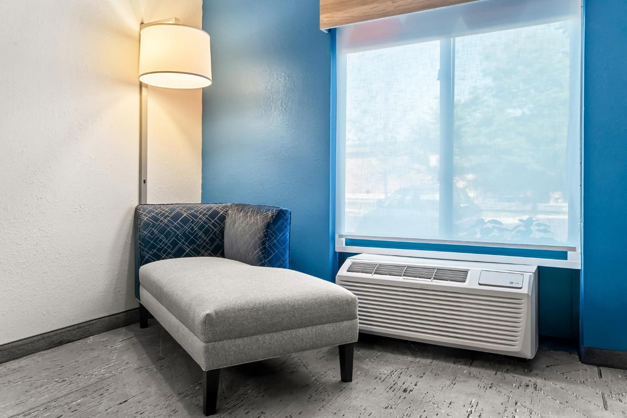 Holiday Inn Express & Suites Detroit - Novi By Ihg Экстерьер фото